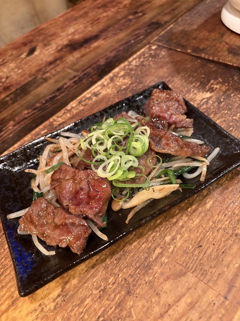 鉄板で焼いた牛肉の一皿